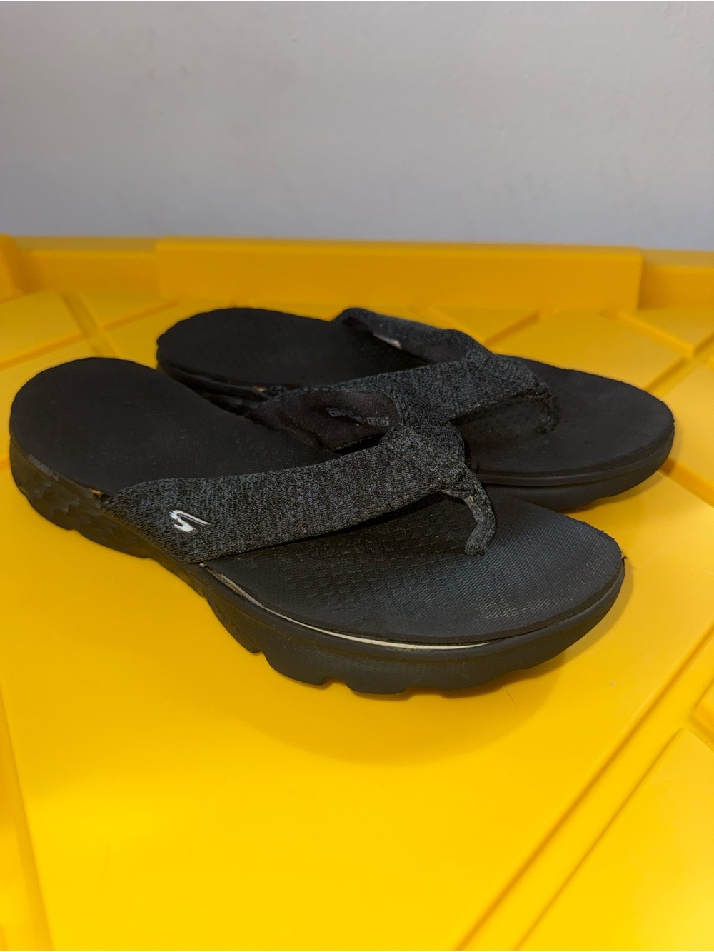 Skechers GOga Mat Flip Flops Womens Sz6 Black Gray Comfort Sandals 140150SA